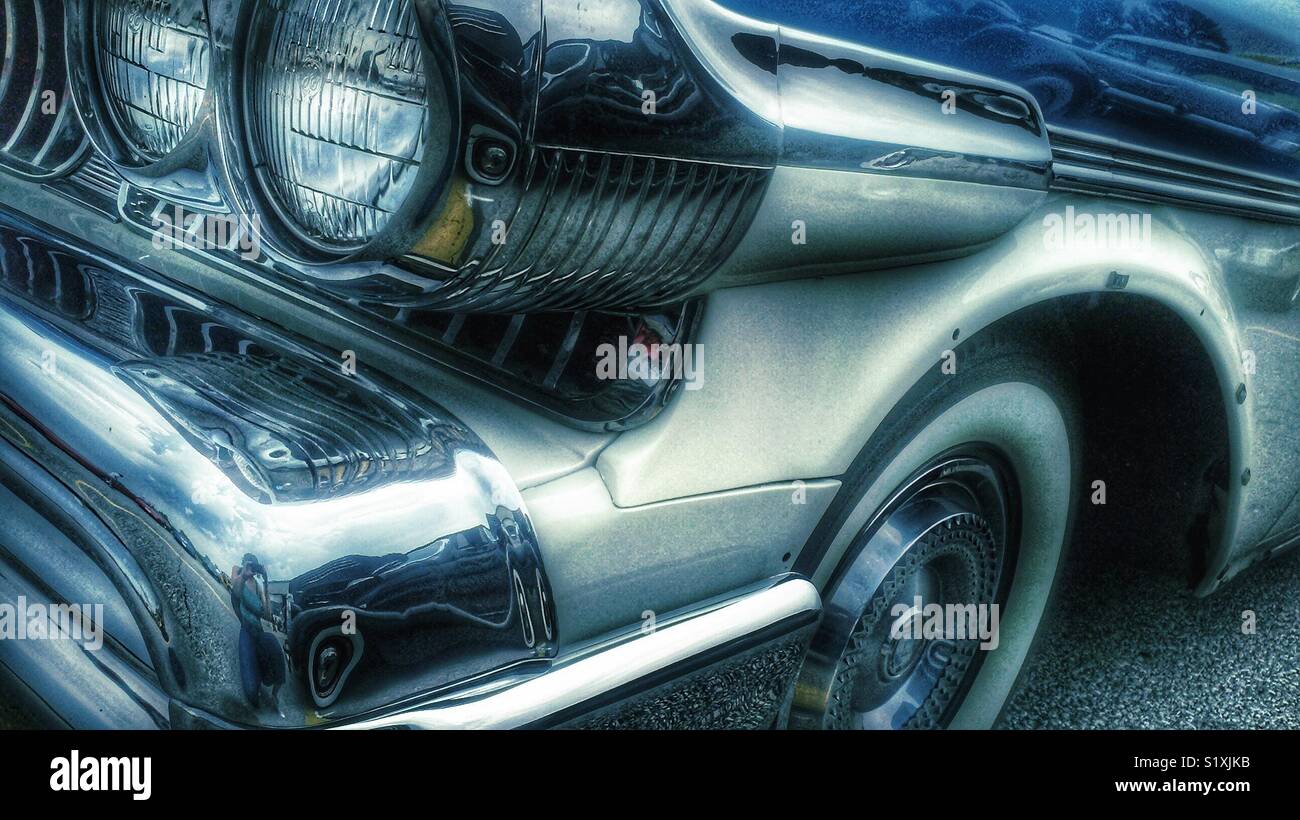 https://c8.alamy.com/comp/S1XJKB/classic-car-headlights-S1XJKB.jpg