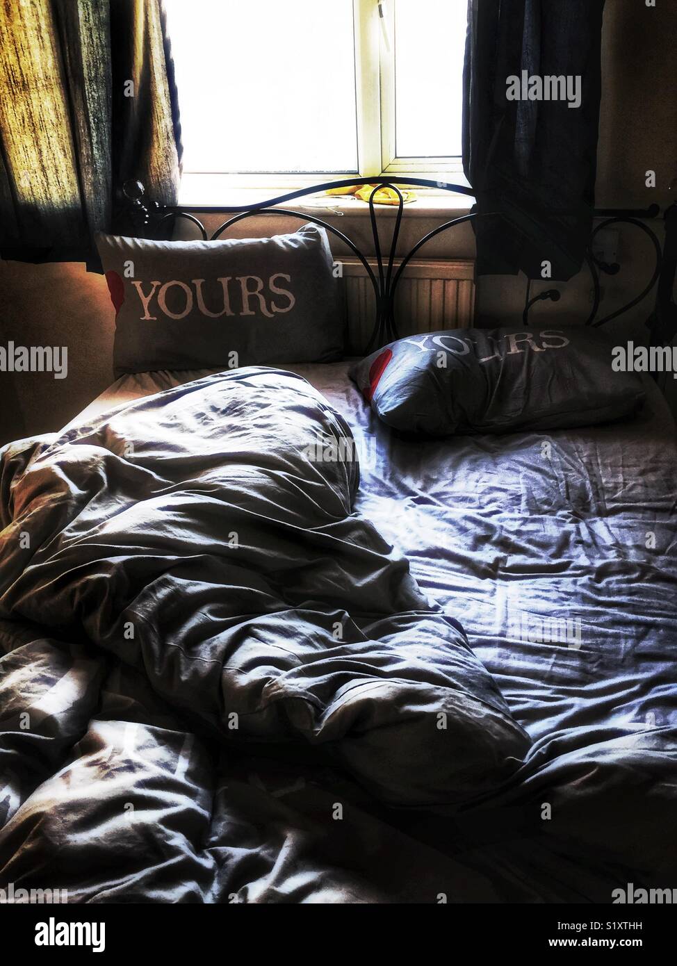Empty bed early morning Stock Photo Alamy
