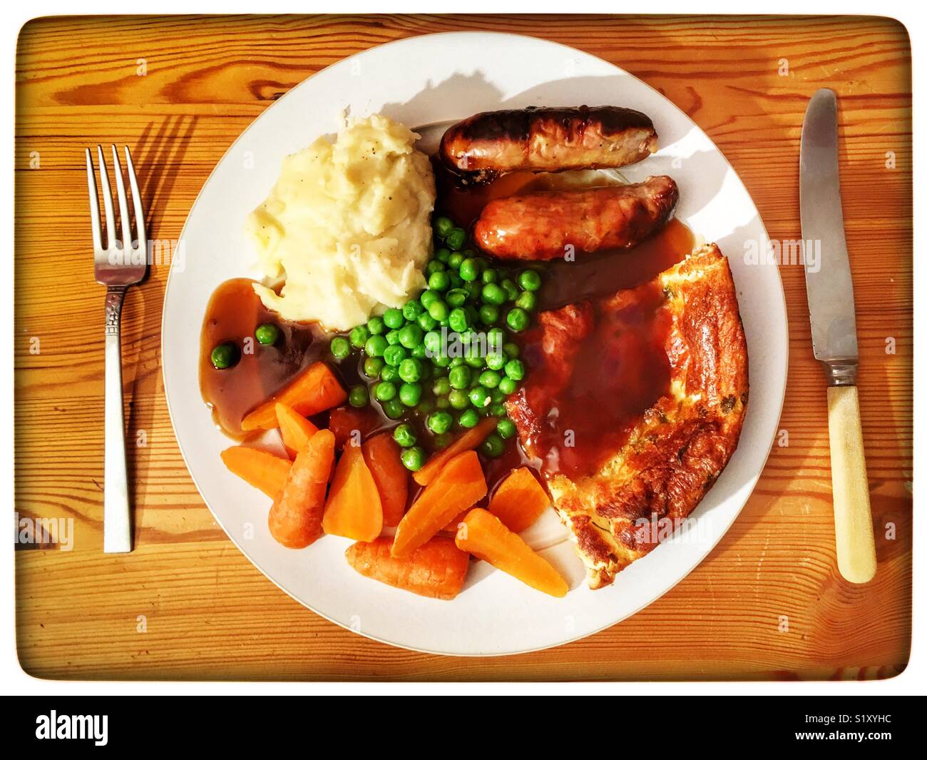 Sausages, mashed potato, peas and carrots and Yorkshire pudding Stock ...