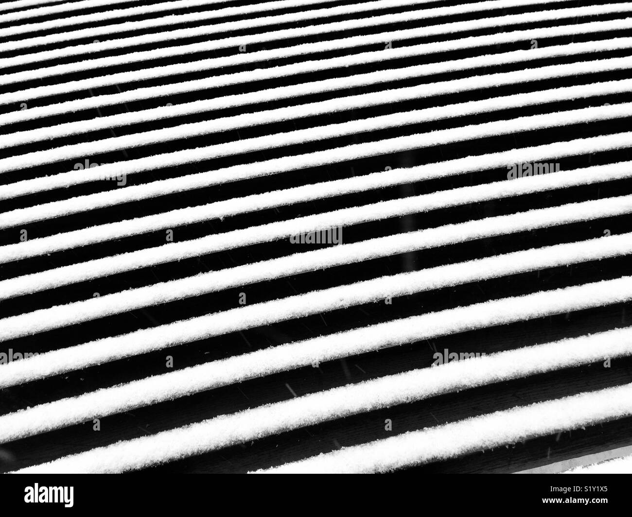 A fresh dusting of snow on a bench Stock Photo - Alamy