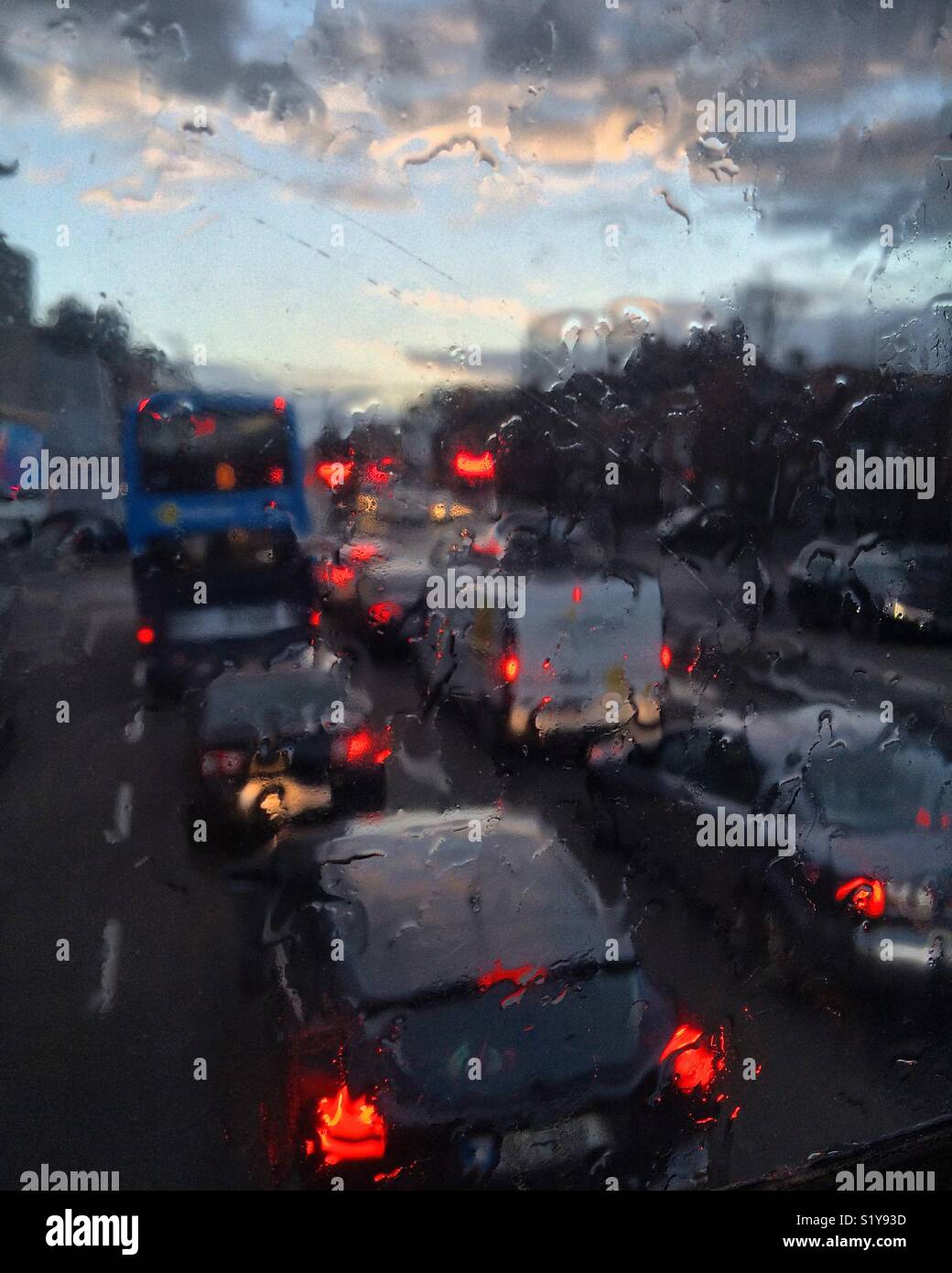 Waiting for bus rain hi-res stock photography and images - Alamy