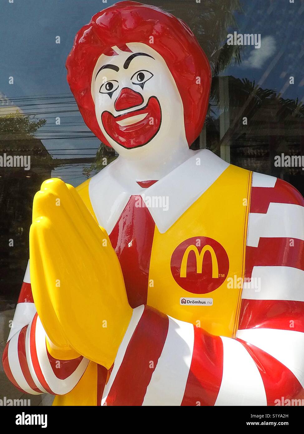 Ronald McDonald Wai Greeting Statue In Thailand Stock Photo