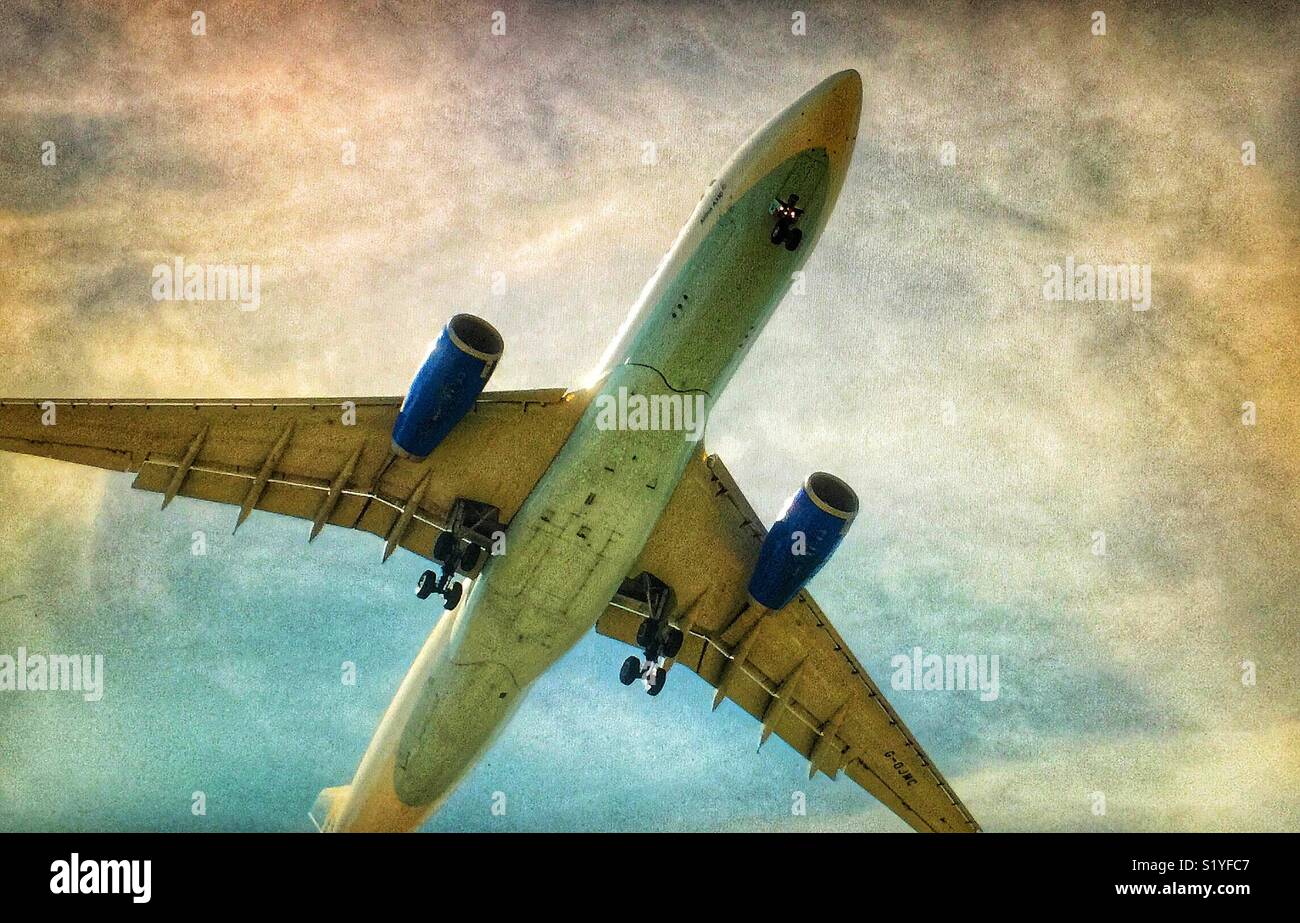 Overhead Jet Liner Stock Photo - Alamy