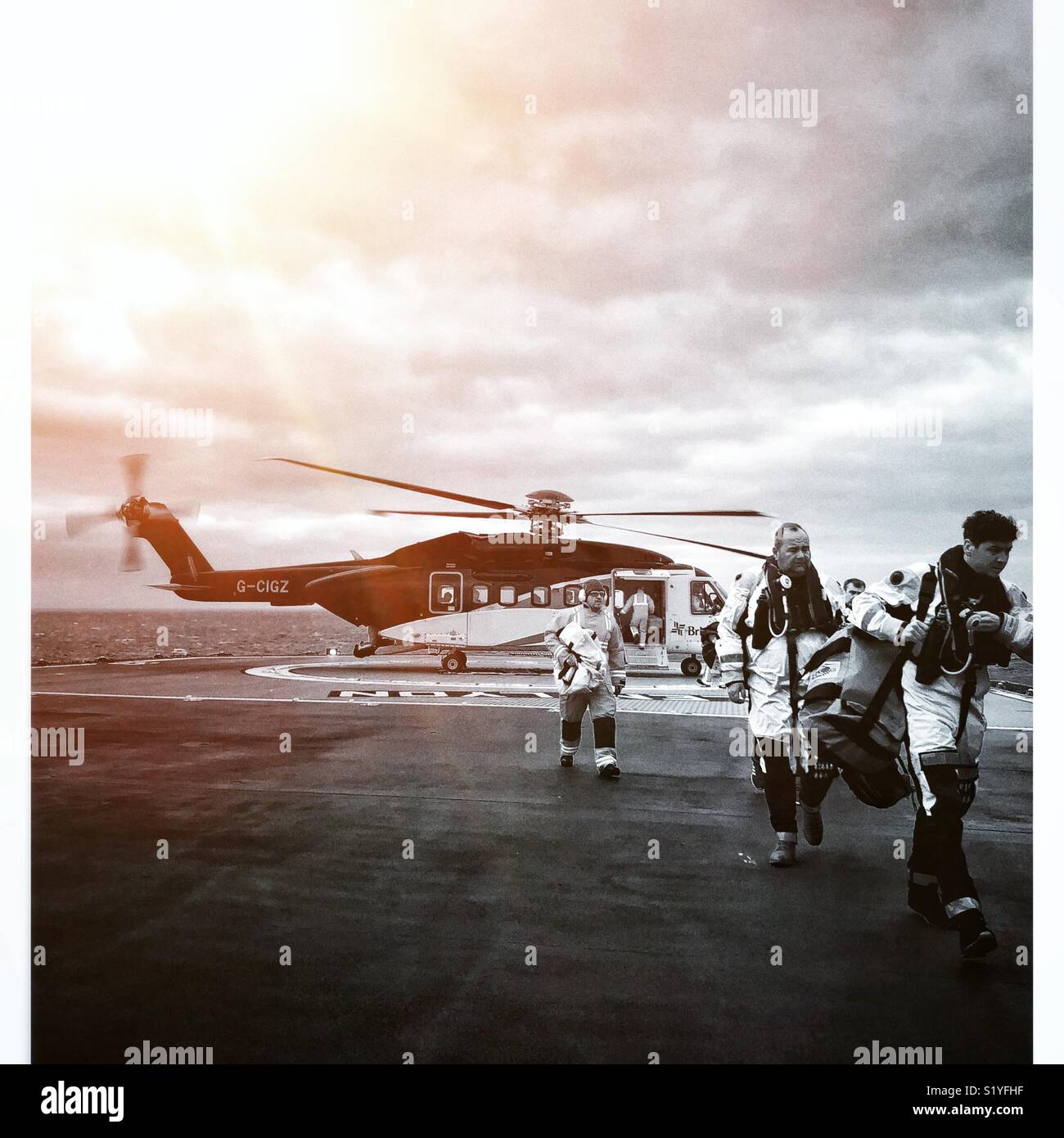 Helicopter landing on North Sea oil rig - Lee Ramsden / Alamy Stock Photo