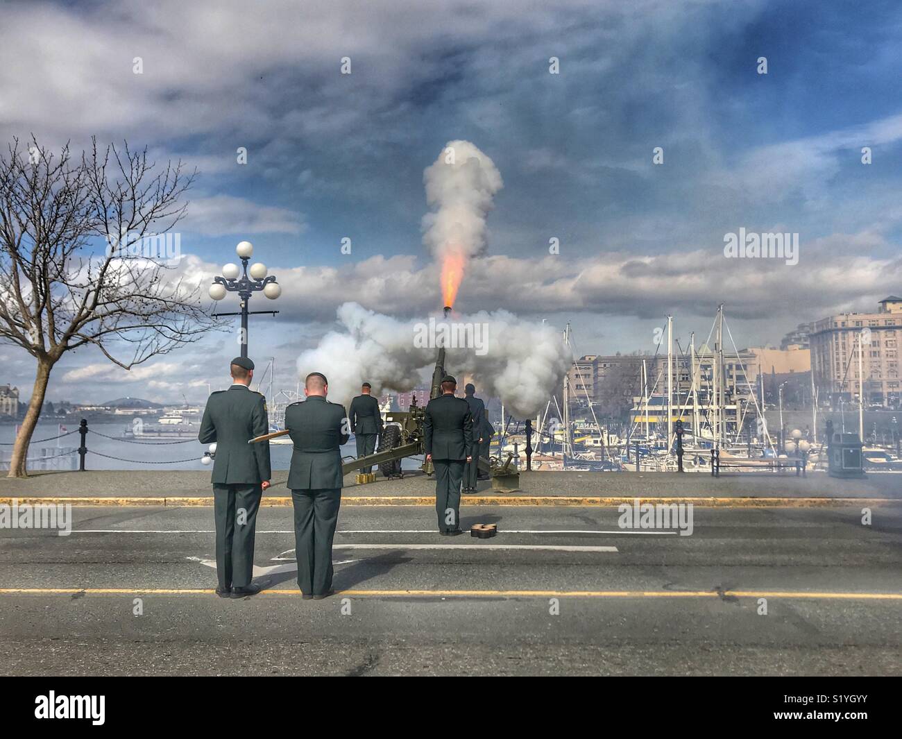 21 gun salute hi-res stock photography and images - Alamy