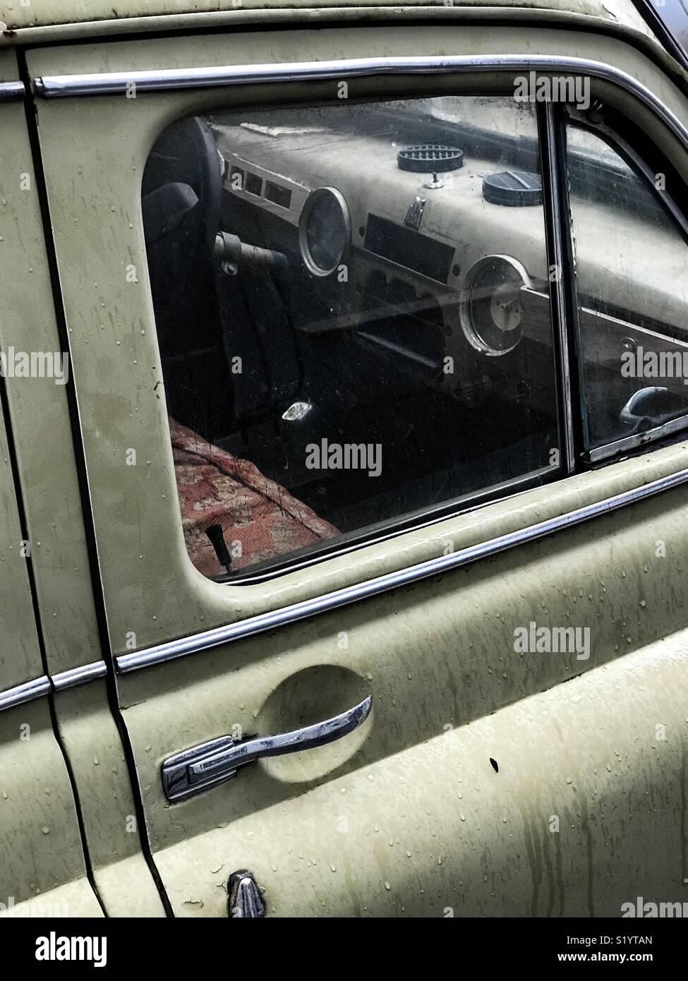 Wet retro car hi-res stock photography and images - Alamy