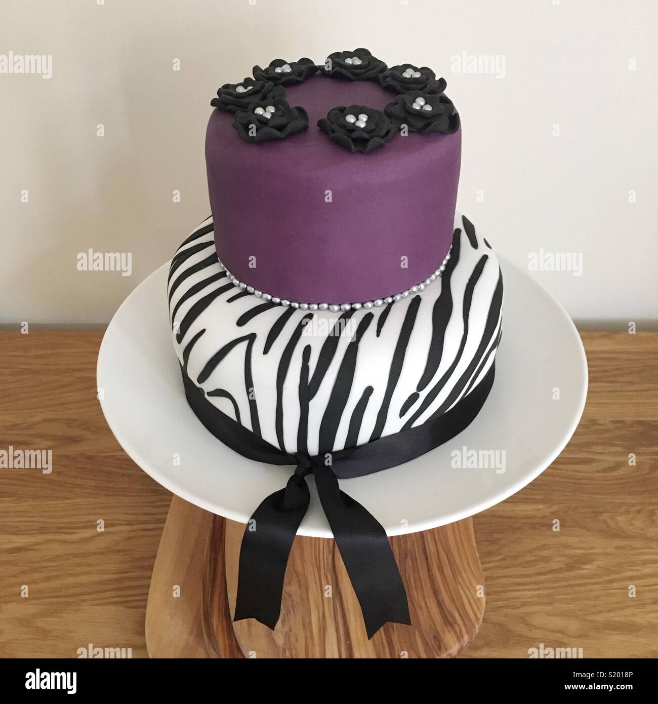 https://c8.alamy.com/comp/S2018P/two-tier-cake-S2018P.jpg