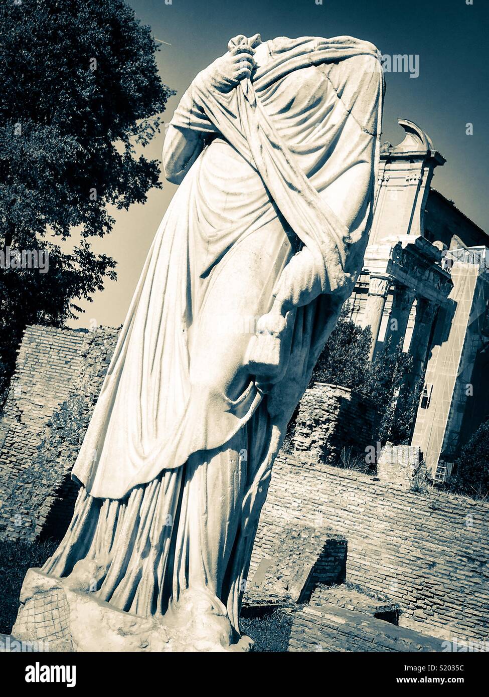 Vestal virgin hi-res stock photography and images - Alamy