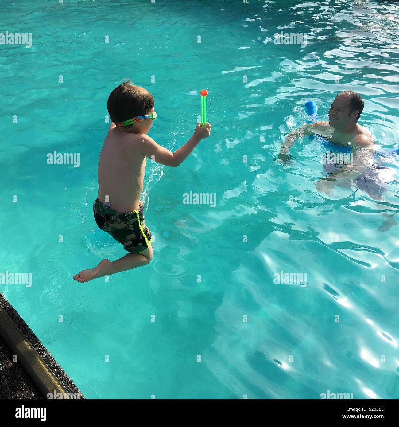 Kids at pool hires stock photography and images Alamy