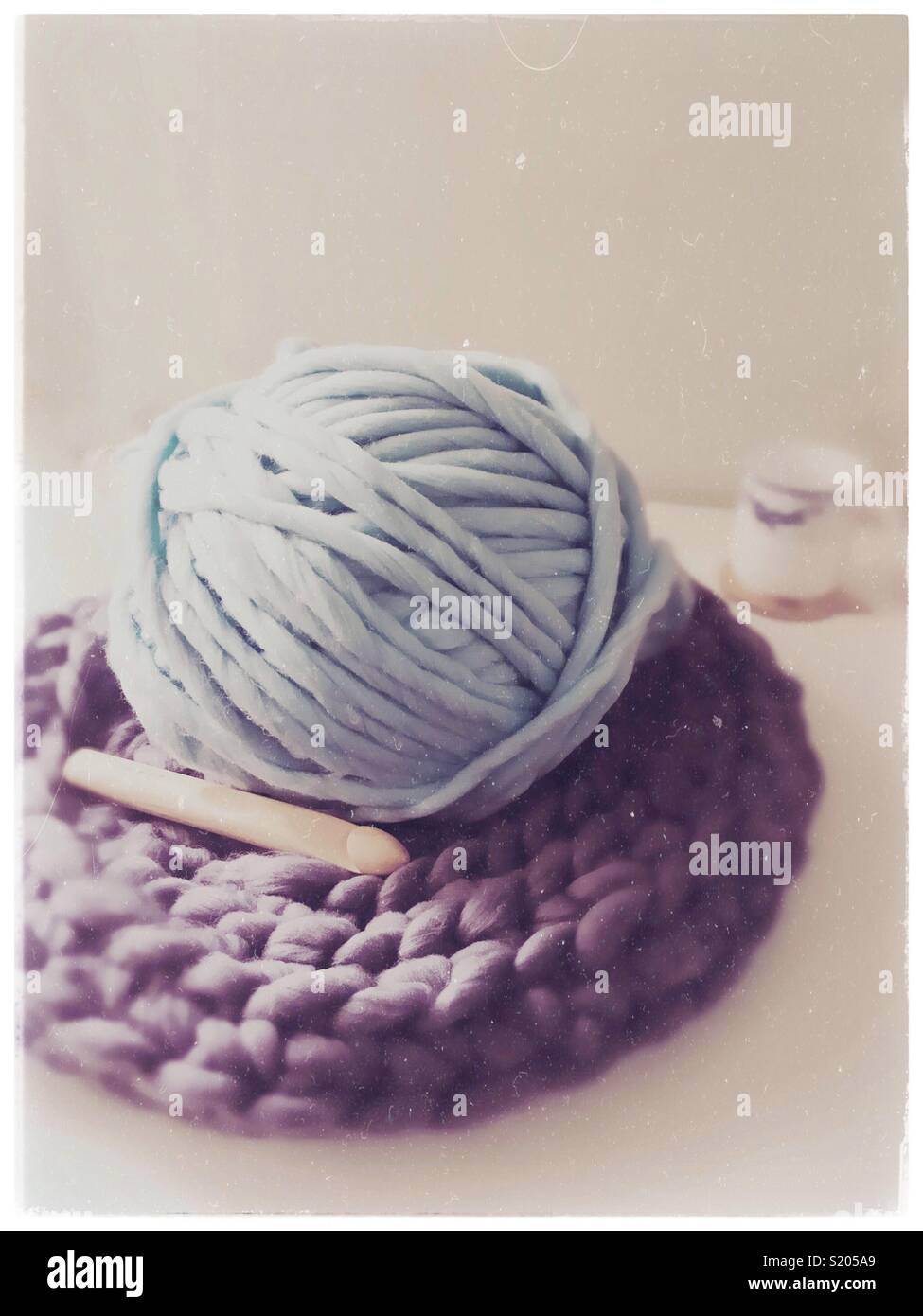 Crochet hook and bulky yarn Stock Photo Alamy