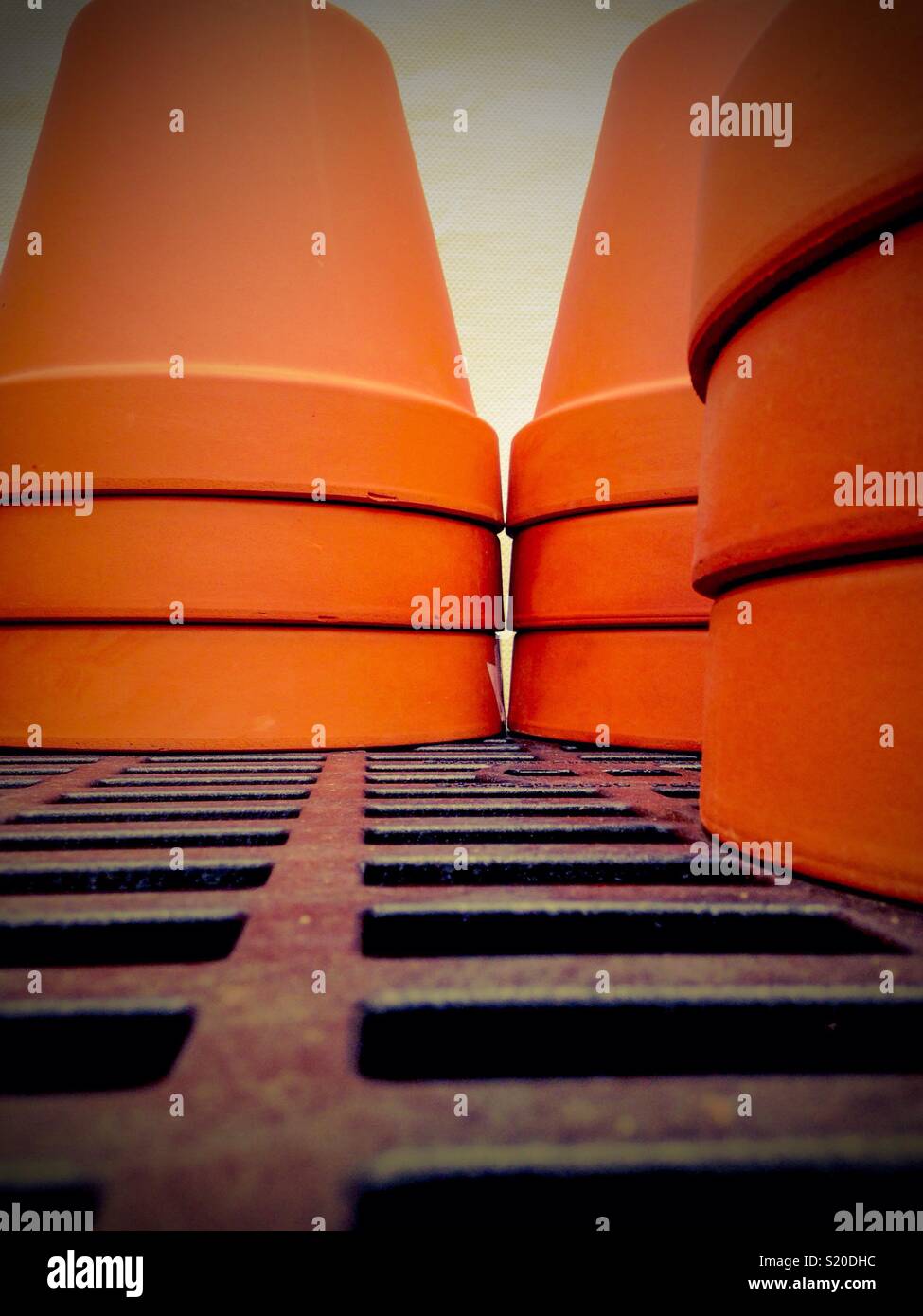 Pots in garden hires stock photography and images Alamy