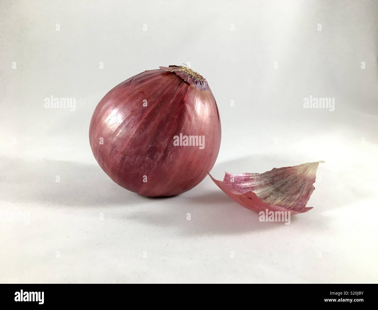 Red onion with peel Stock Photo - Alamy
