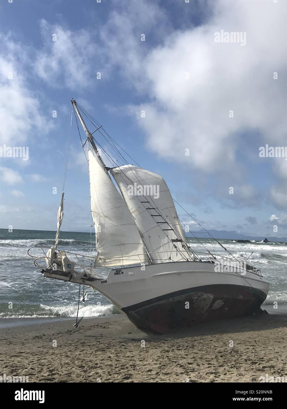 Sailboat runs aground hires stock photography and images Alamy