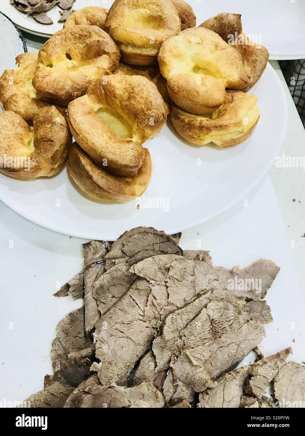 Preparing roast beef and Yorkshire puddings Stock Photo Alamy
