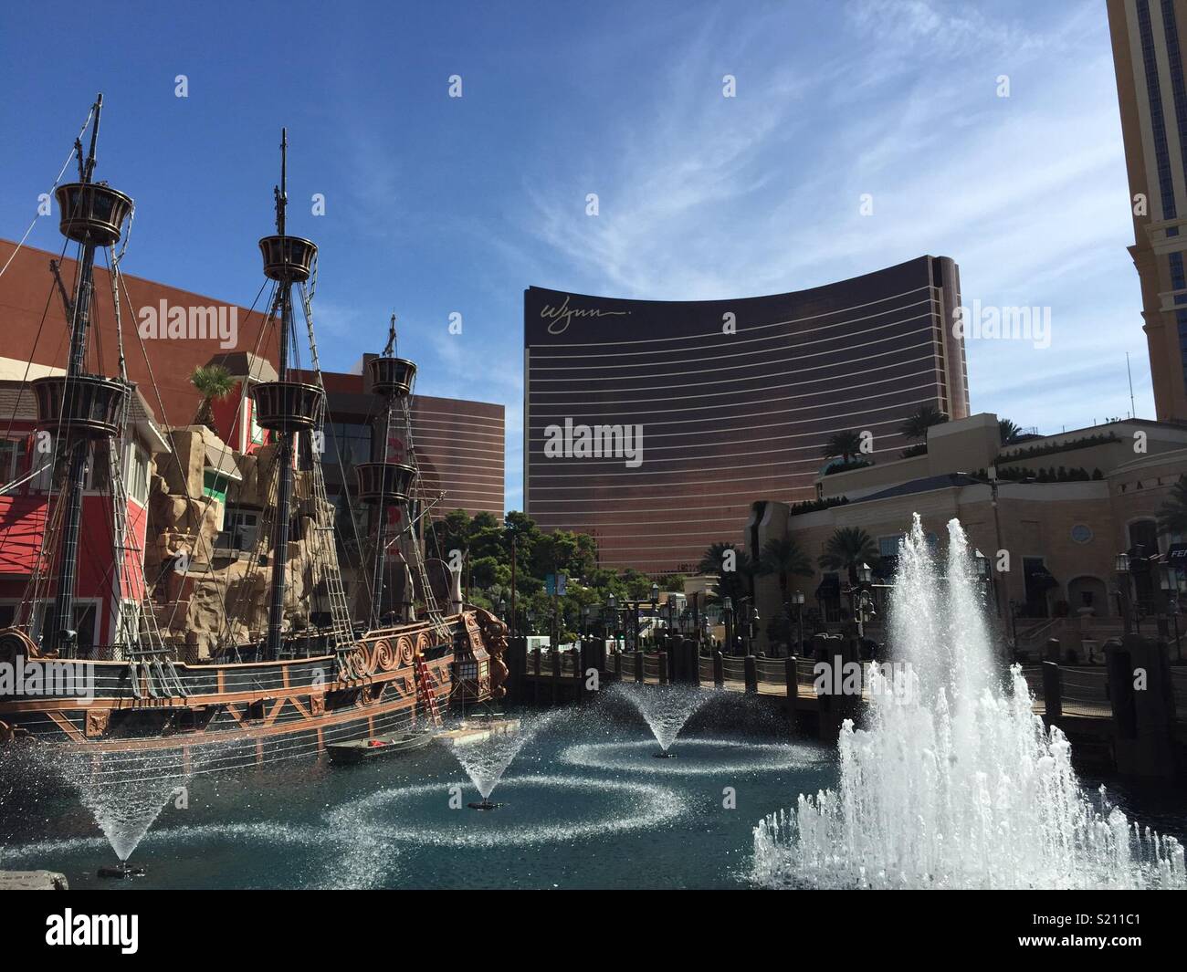 Las Vegas fountains Wynn hotel and pirate ships 2017 Stock Photo Alamy