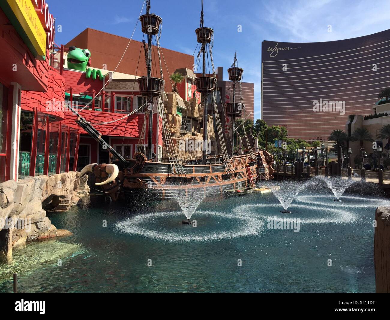 Senior frogs and Wynn hotel Las Vegas 2017 Stock Photo Alamy