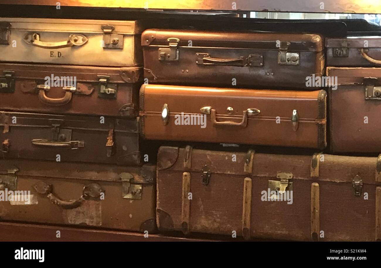 Vintage suitcases stacked hi-res stock photography and images - Alamy