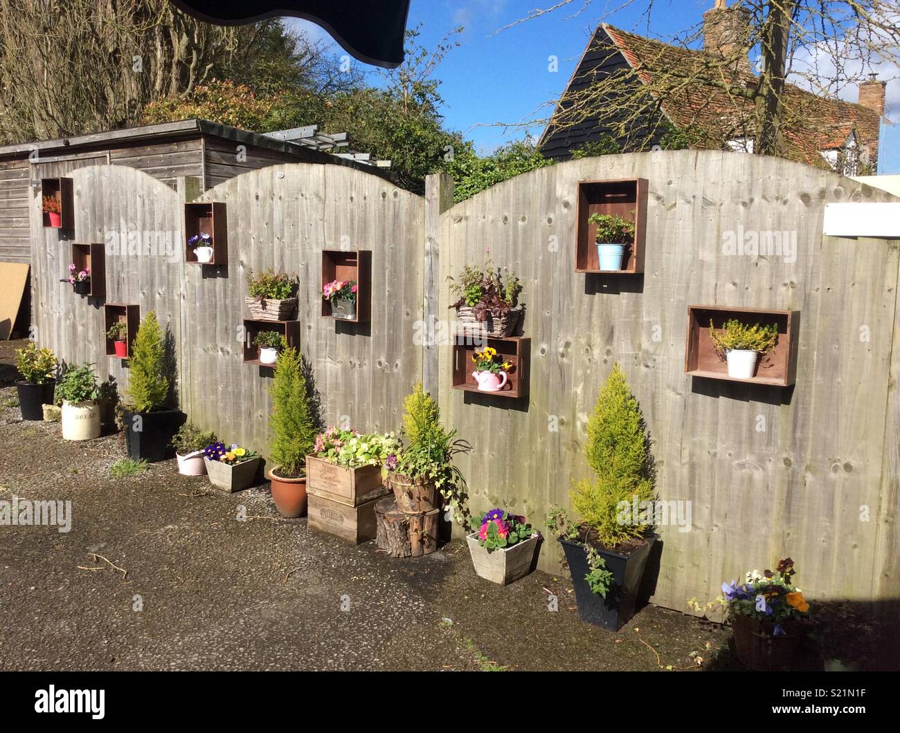 Flowers on fence hi-res stock photography and images - Alamy
