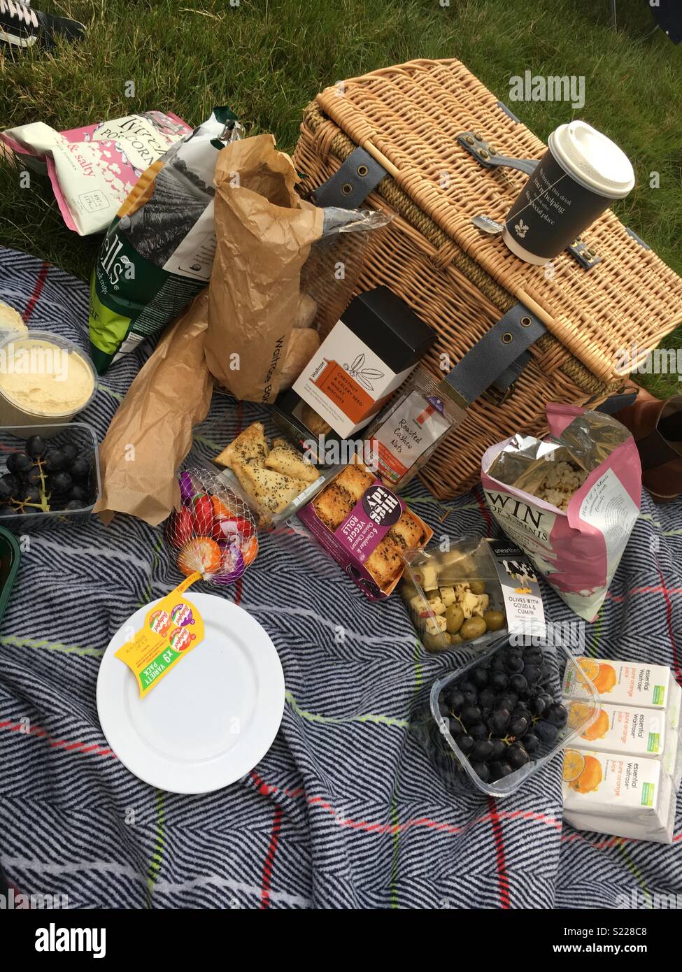 Picnic hamper food hi-res stock photography and images - Alamy