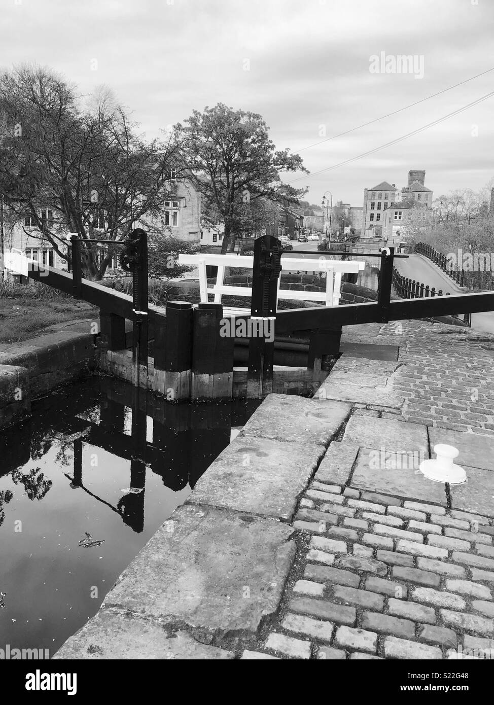 Calder and hebble navigational narrow canal hi-res stock photography ...