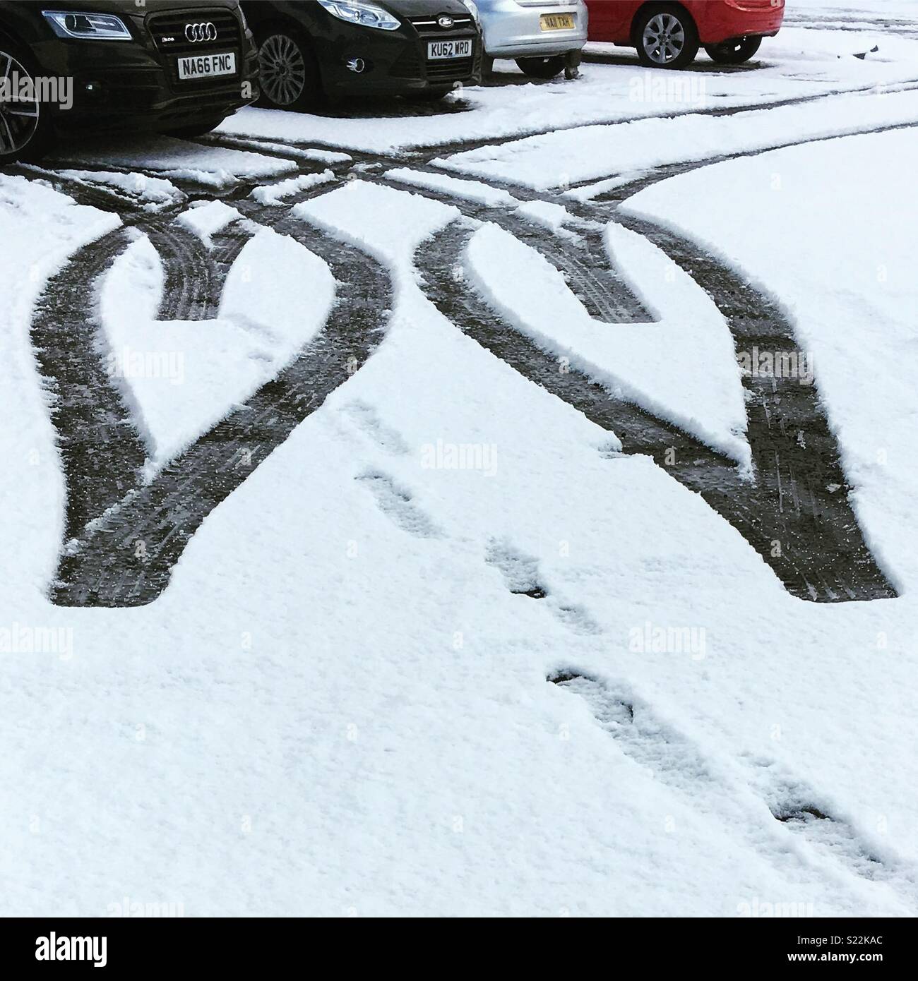 Heart shaped tyre tracks in the snow Stock Photo - Alamy