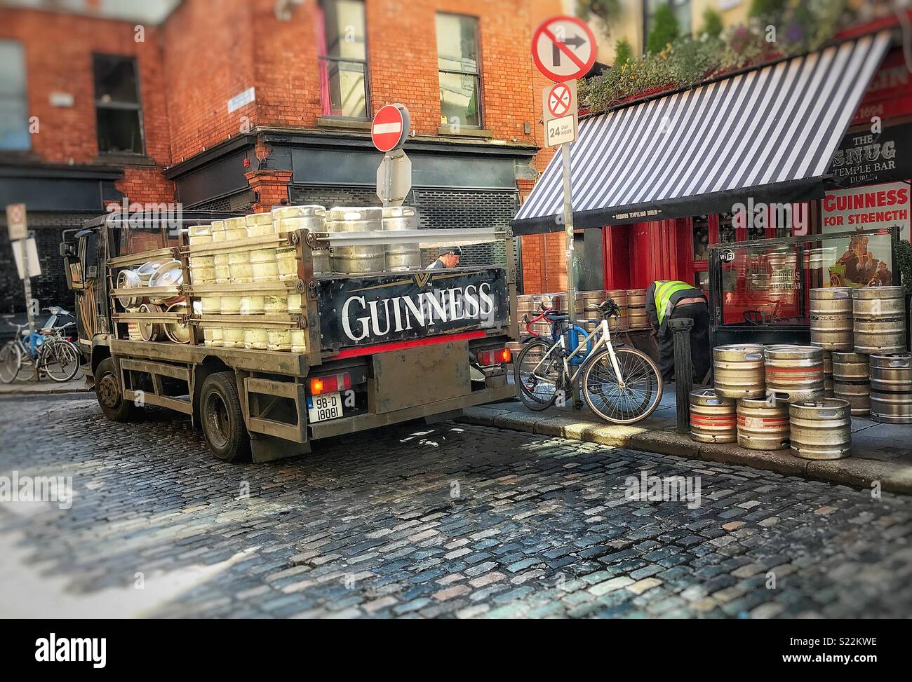 Barrels of Guinness beer being loaded from a truck to a pub in Dublin’s Temple Bar district Stock Photo