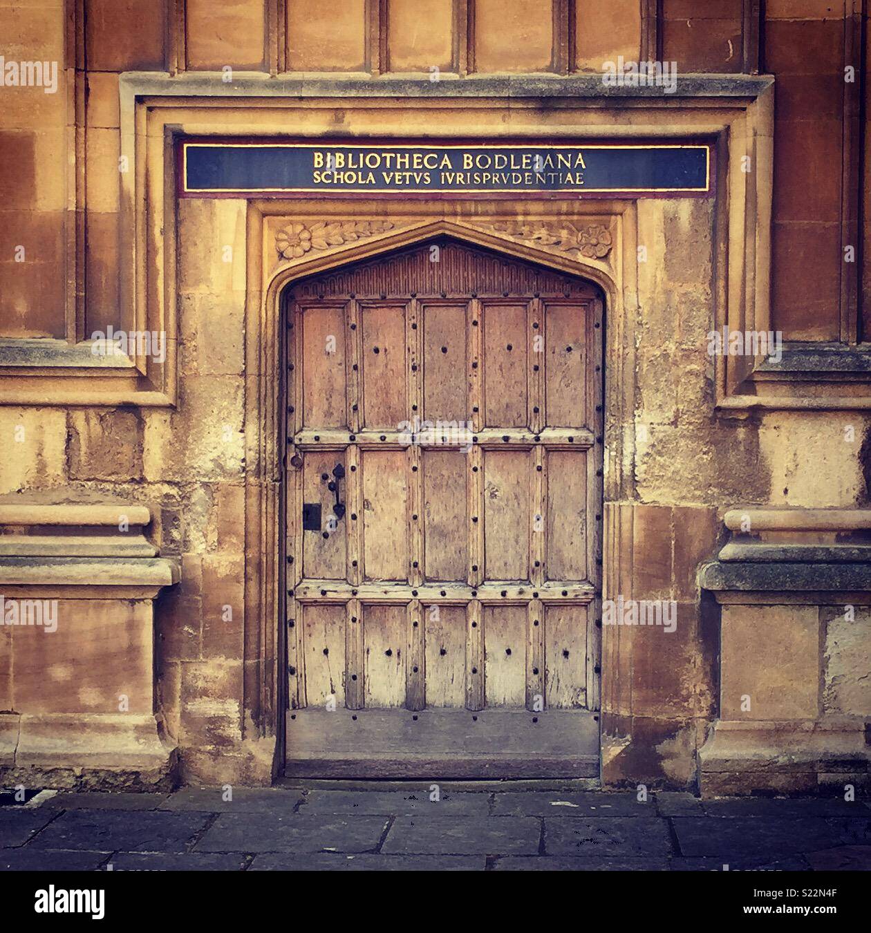 Wooden door bodleian library oxford hi-res stock photography and images ...