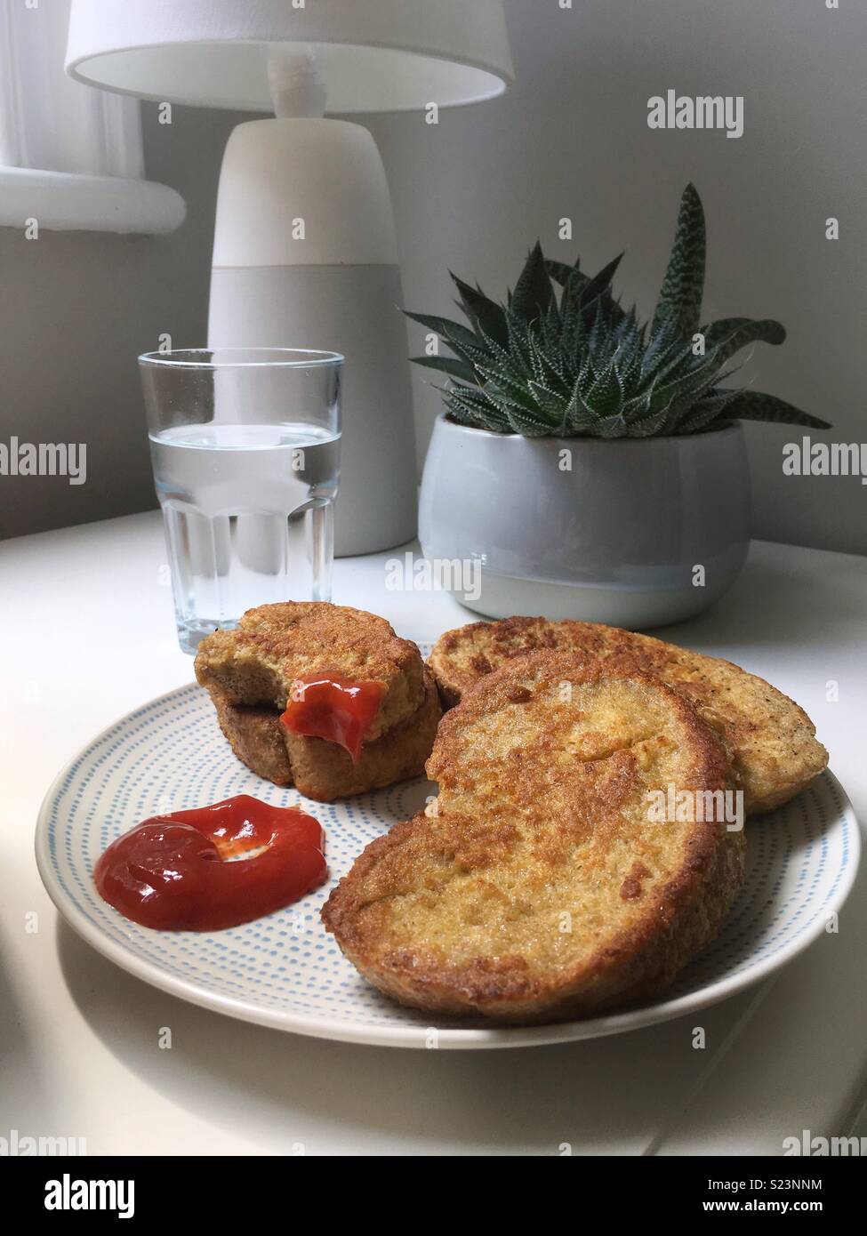 Disposable plates and forks with bread and ketchup Stock Photo - Alamy