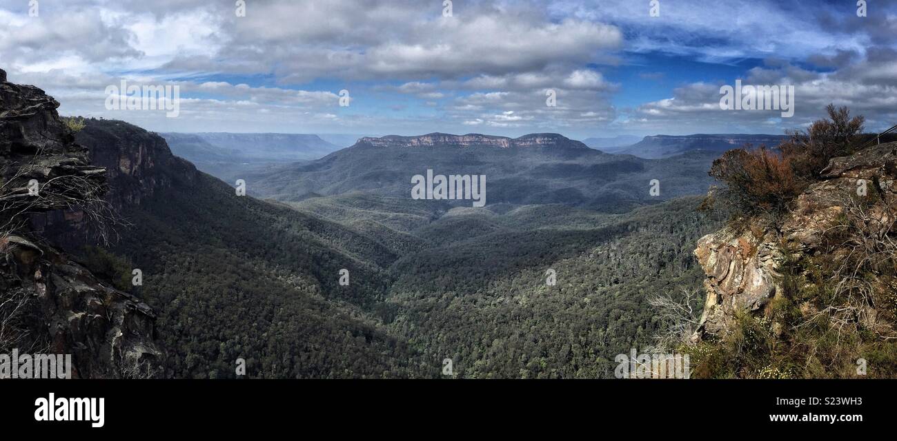 The Jamison Valley and Mount Solitary from Elysian Rock Lookout on the Prince Henry Cliff Walk, Blue Mountains National Park, NSW, Australia Stock Photo