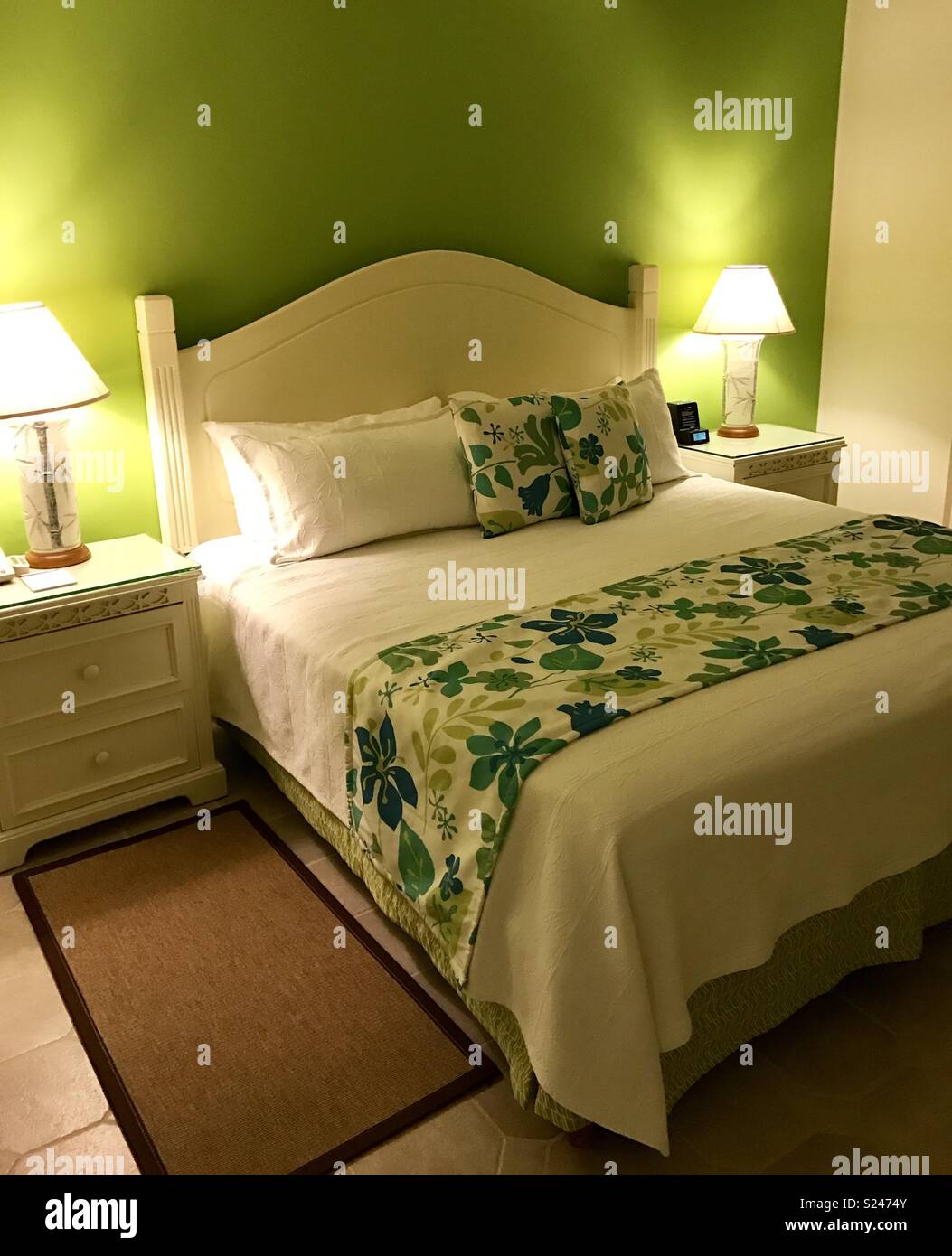 Beautiful bedroom with green accents Stock Photo Alamy