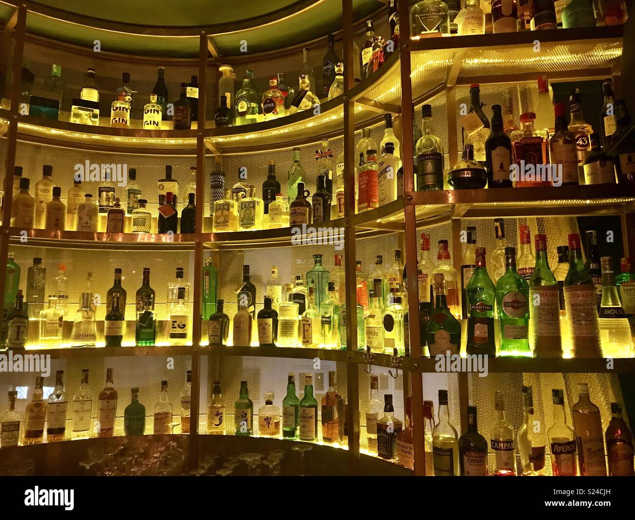 Fully stocked cocktail bar hires stock photography and images Alamy
