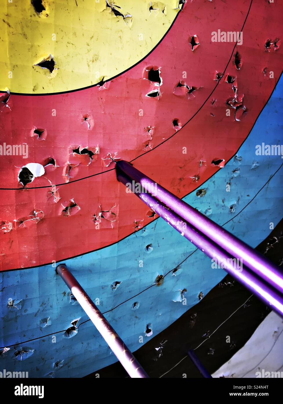 Arrows in target hi-res stock photography and images - Alamy