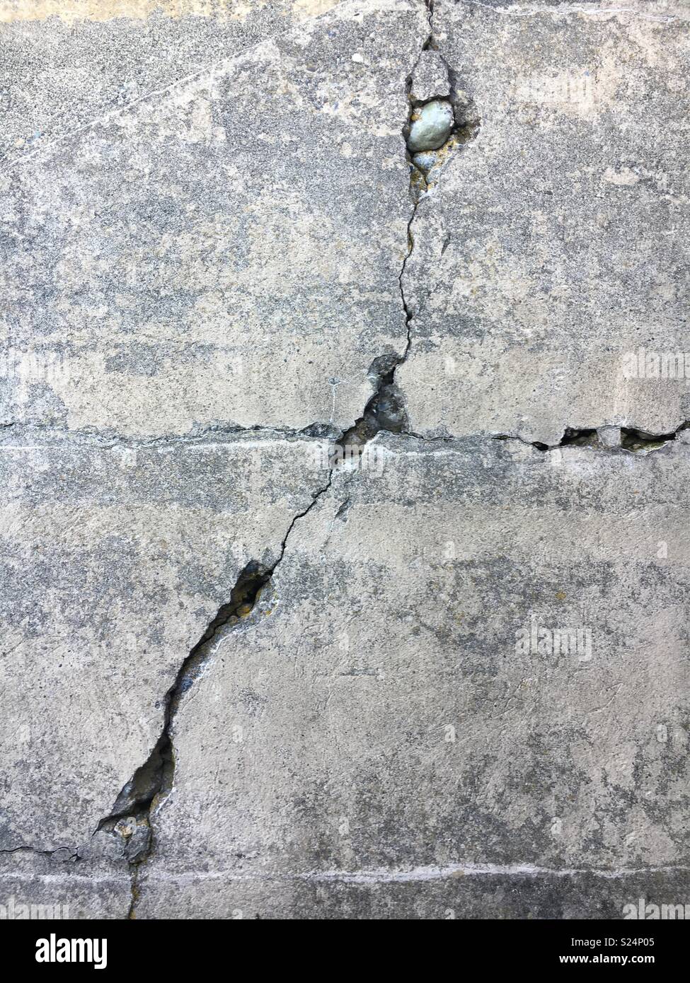 Crack in an exterior wall hi-res stock photography and images - Alamy