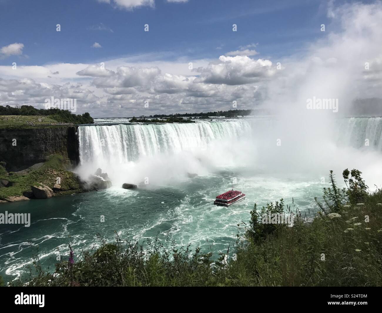 Hornblower boat tour in front of Horseshoe Falls at Niagara Stock Photo