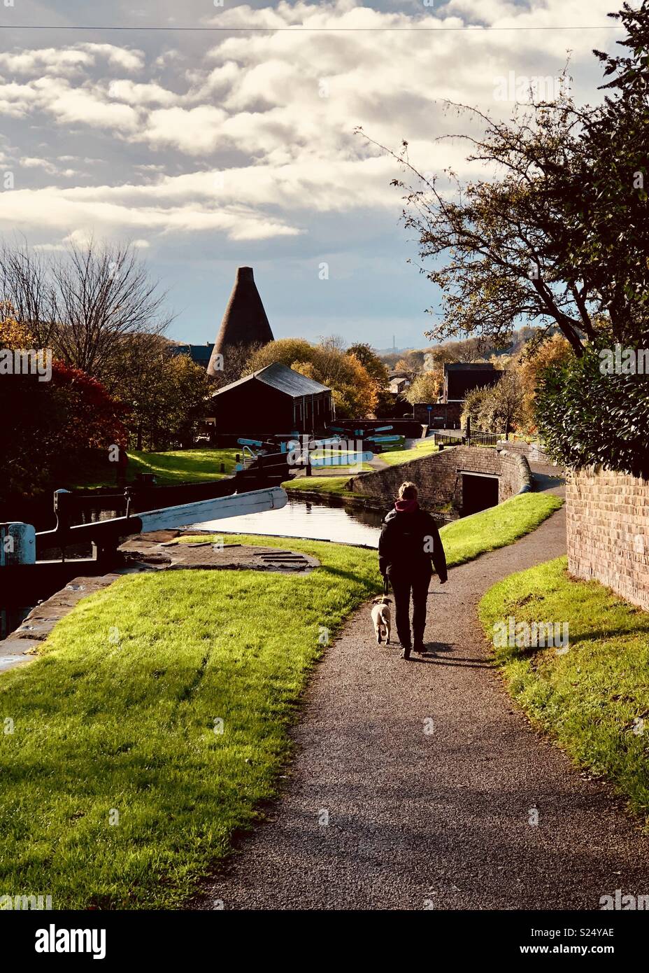 Country walks along Stourbridge Canal Stock Photo