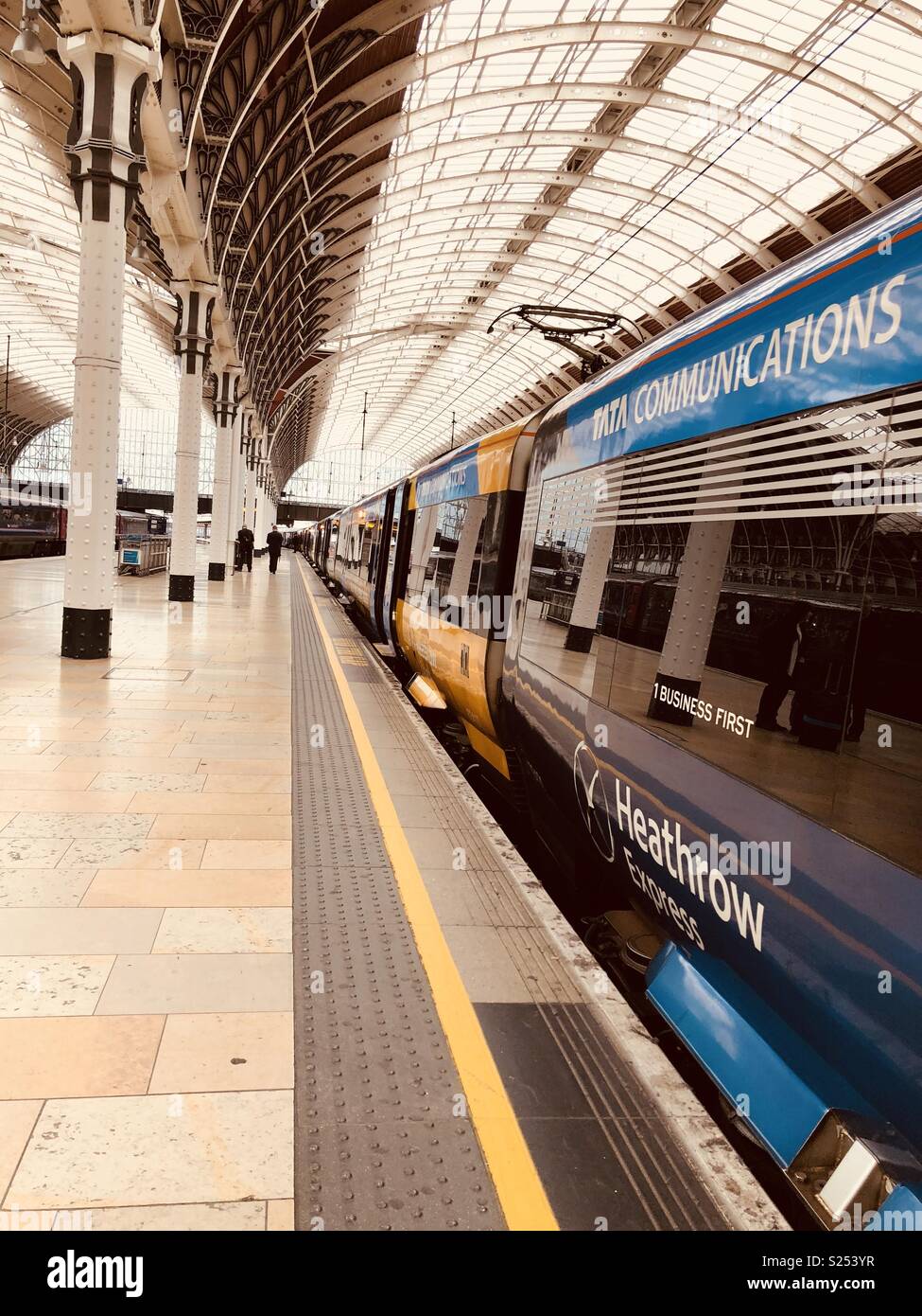 Heathrow express train paddington station hi-res stock photography and ...