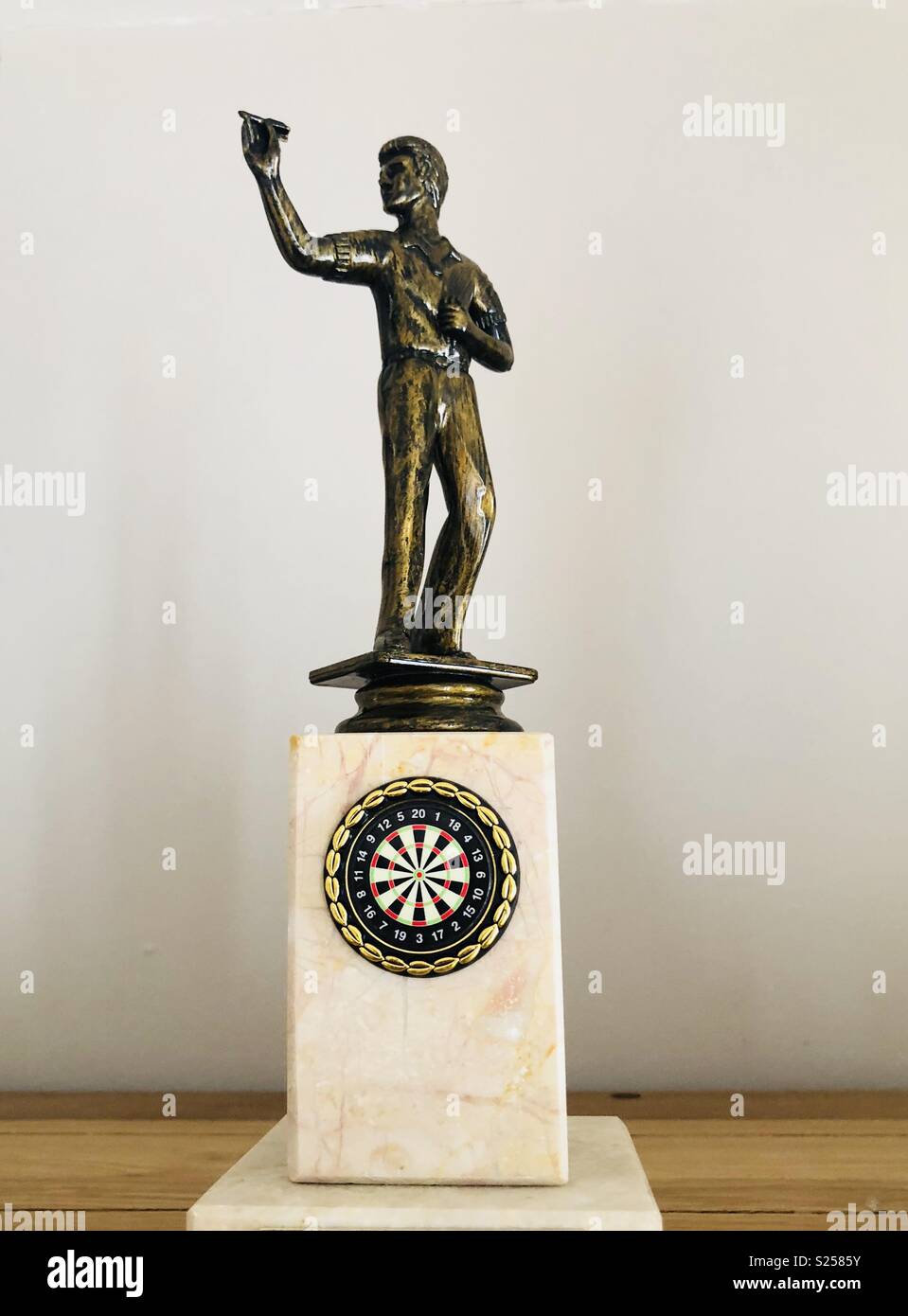 Bronze Darts trophy of a man throwing a dart Stock Photo Alamy