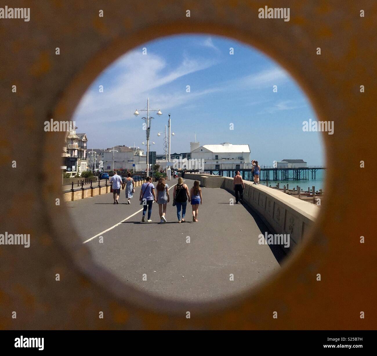 Bognor Regis esplanade and pier on a hot summers day Stock Photo Alamy