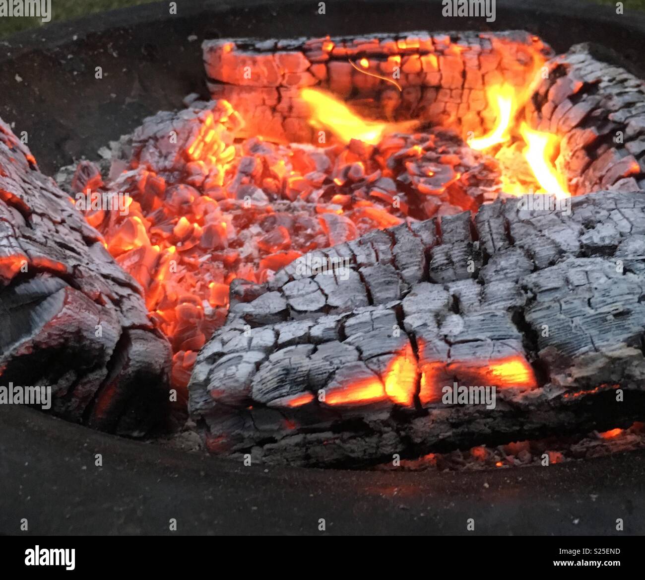 Campfire embers hi-res stock photography and images - Alamy