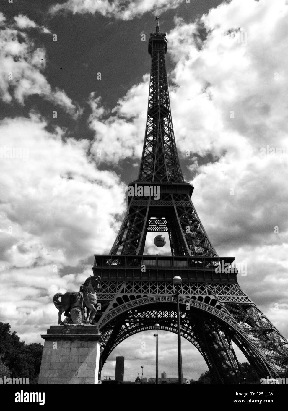 Black and white photo of the Eiffel Tower in Paris Stock Photo