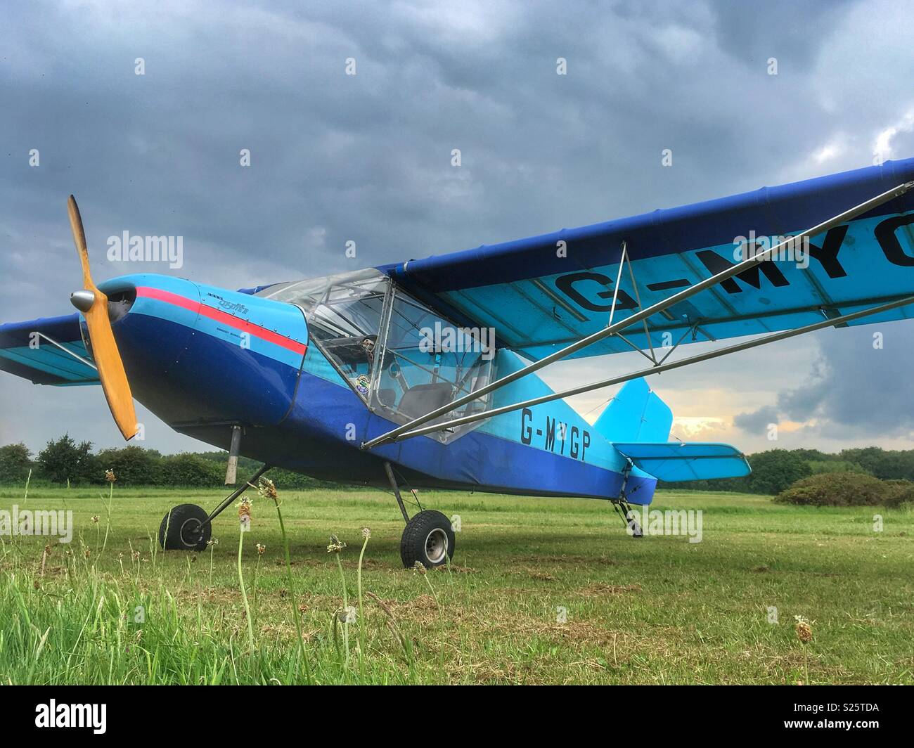 Rans S6 Coyote aircraft at a grass airfield Stock Photo Alamy
