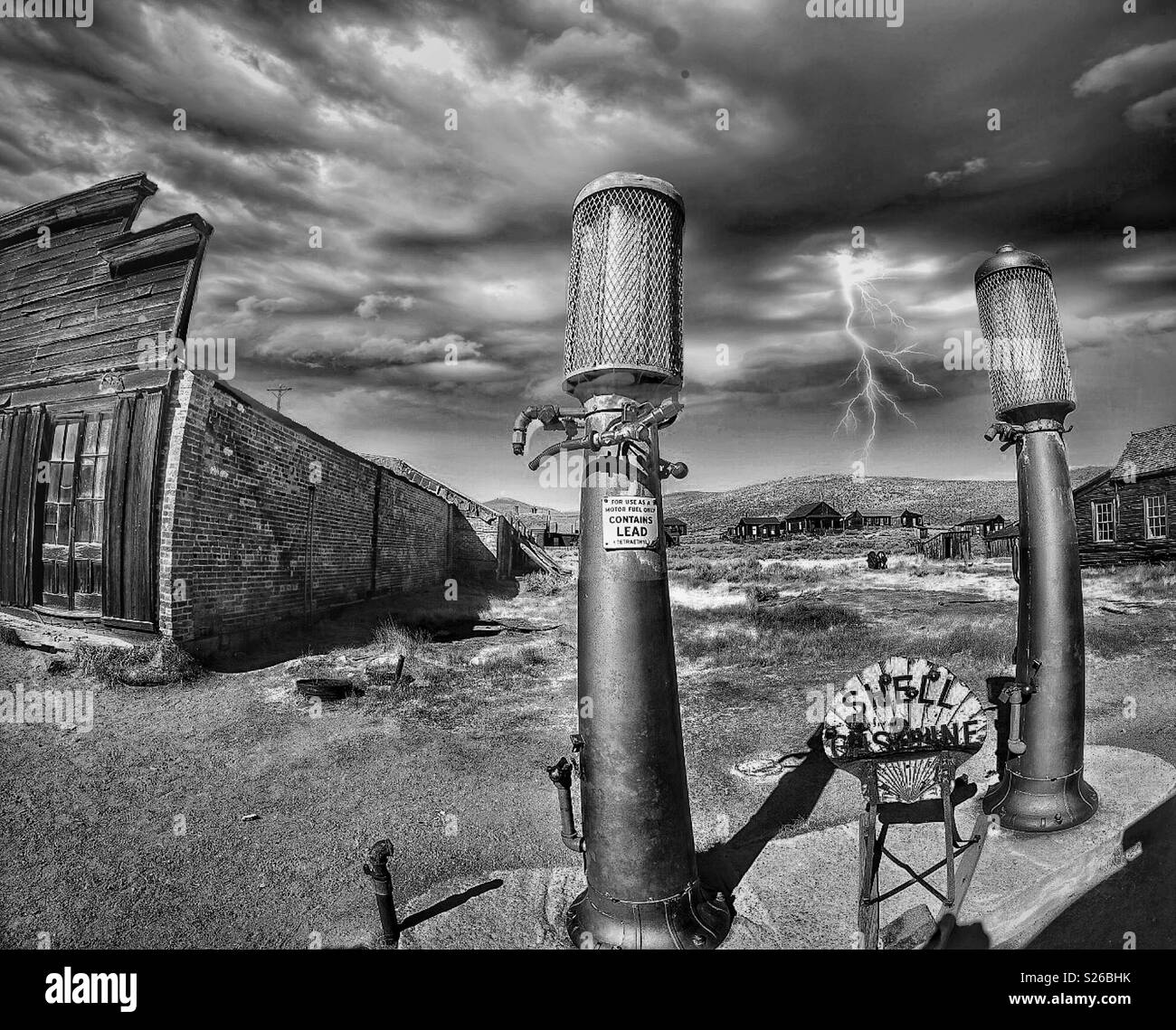 Ghost town gas station Black and White Stock Photos & Images Alamy