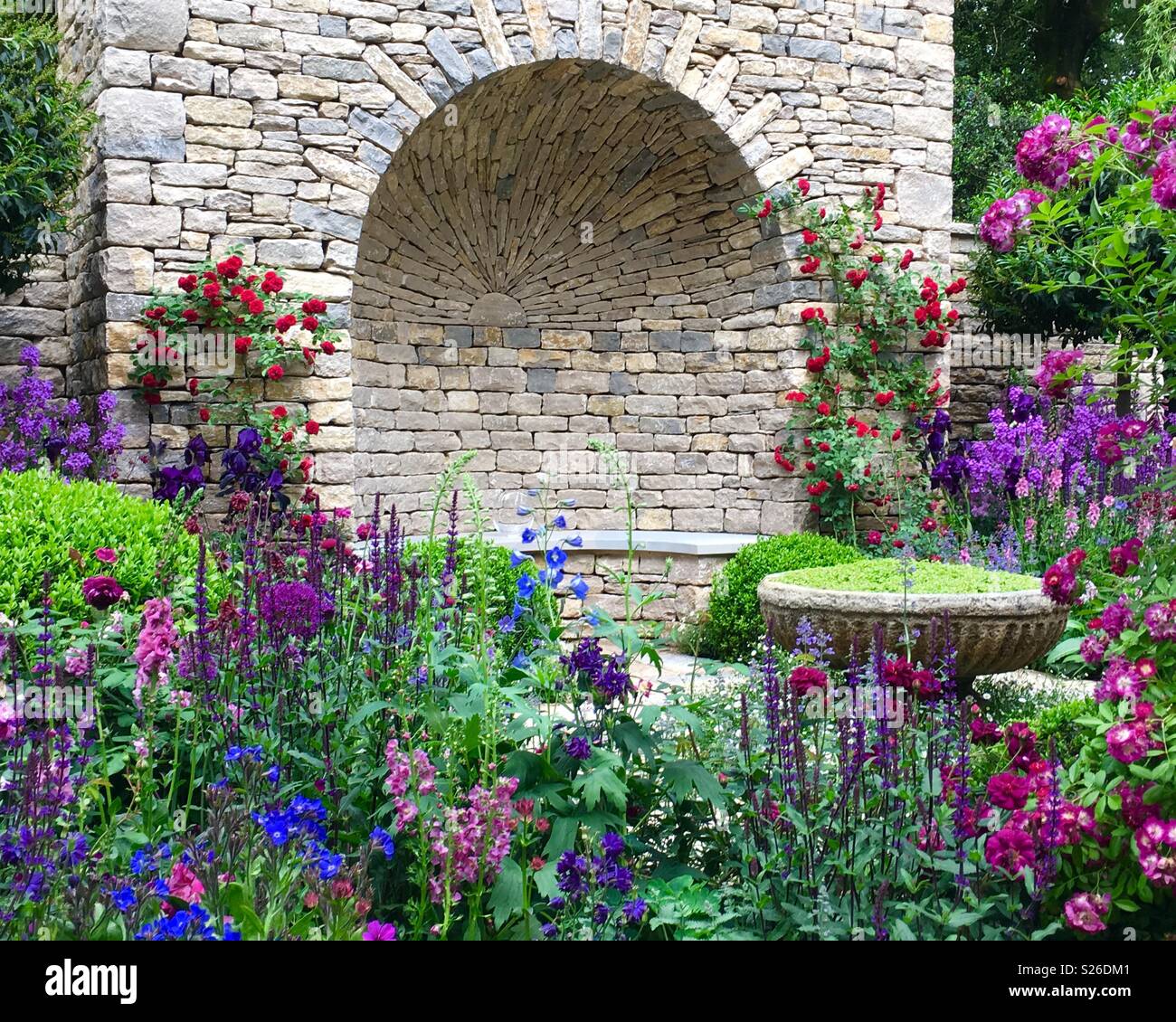 an english garden at chelsea flower show stock photo: 311158401 - alamy