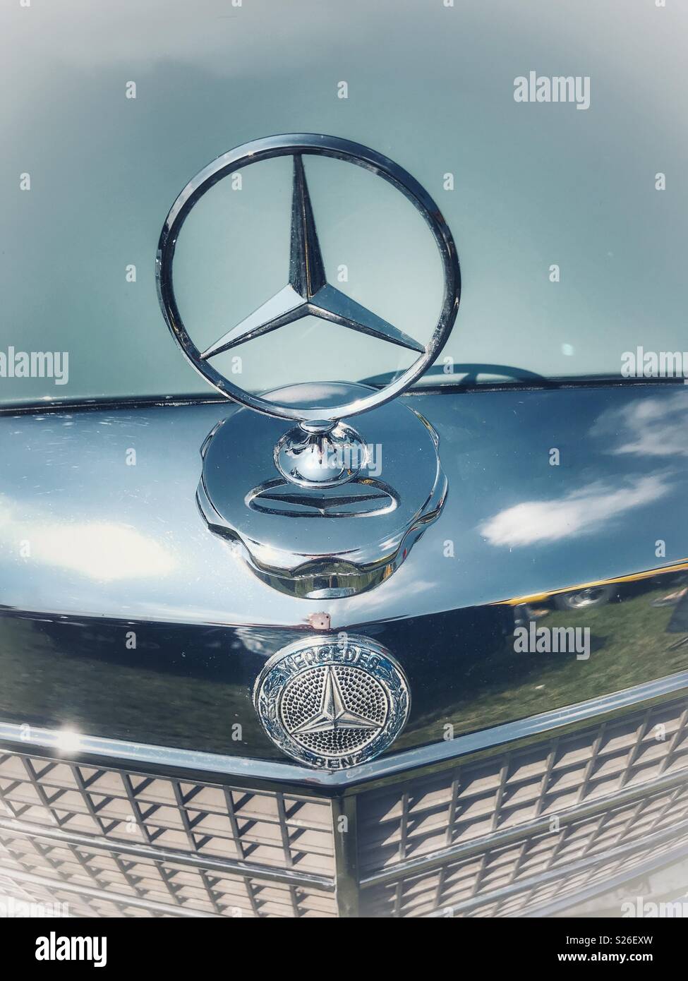 Classic &  vintage Cars, Mercedes Benz, bonnet and chrome detail Stock Photo