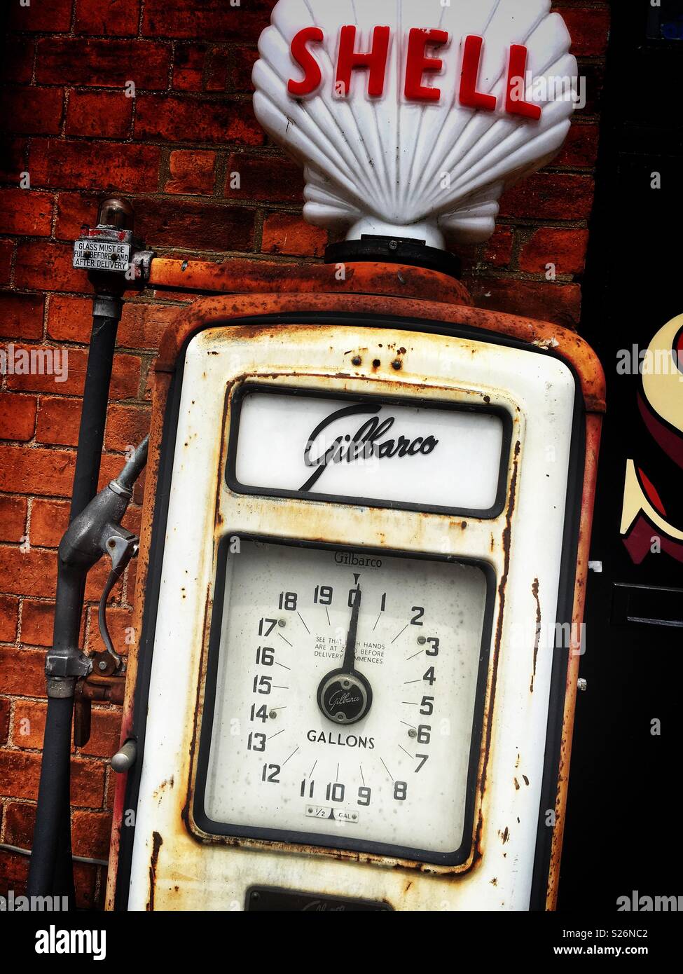 Old shell gasoline pump hi-res stock photography and images - Alamy