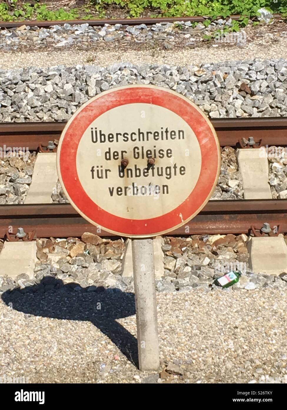 „Überschreiten der Gleise für Unbefugte verboten“ Warnschild der DB Stock Photo