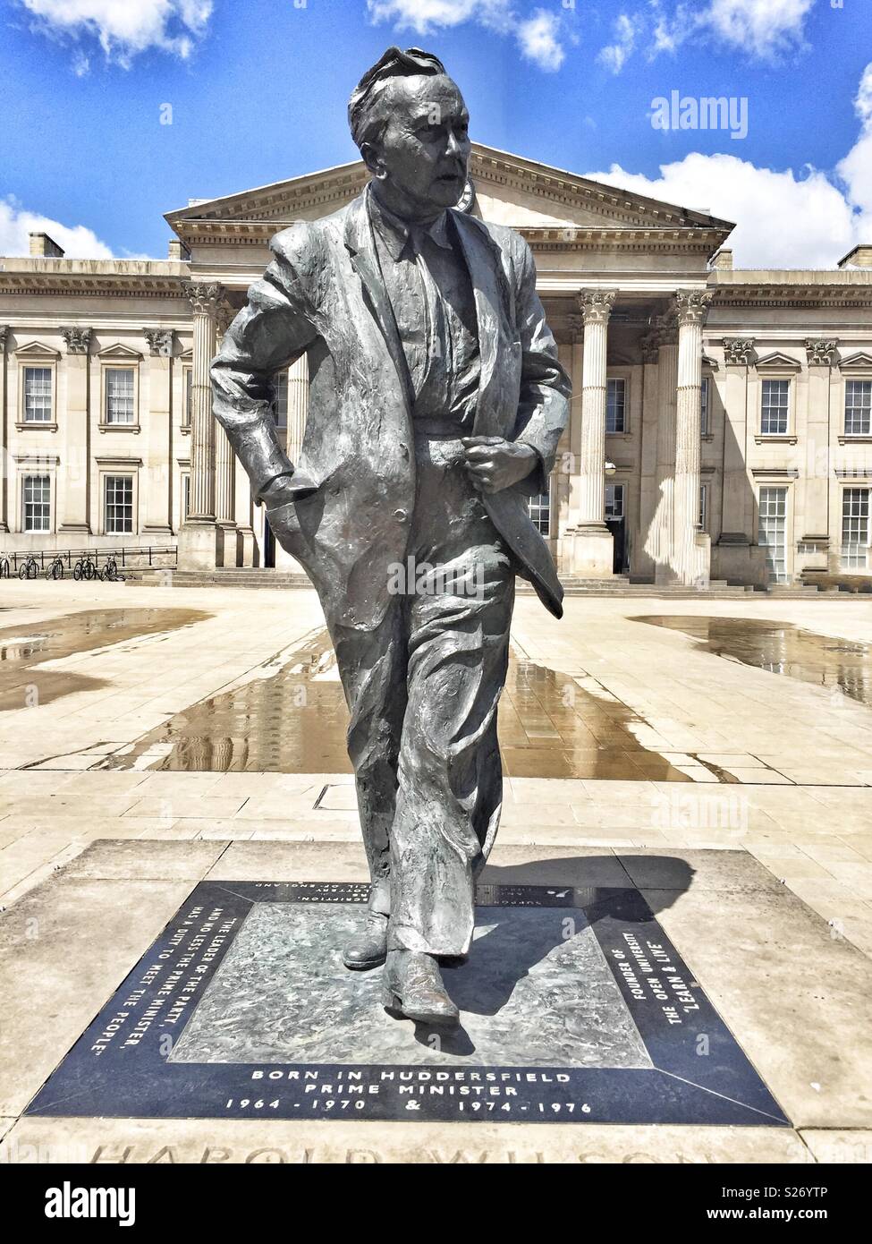 Statue outside Huddersfield Railway Station of Harold Wilson, who was born in Huddersfield and was United Kingdom’s Labour Prime Minister 1964 to 1970 and 1974 to 1976. Stock Photo
