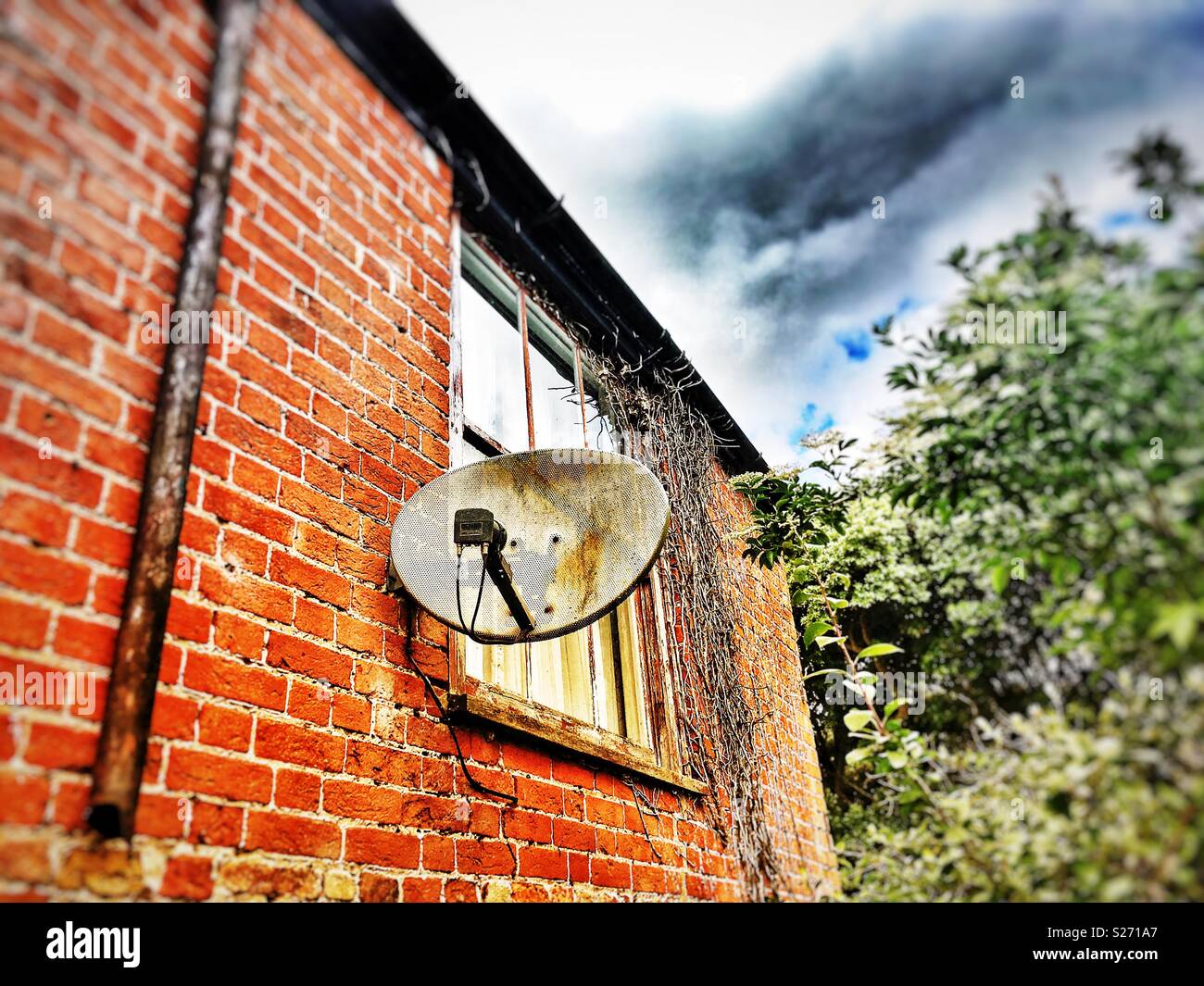Satellite dish side of house hi-res stock photography and images - Alamy
