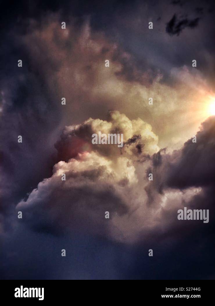 Toma de nubes en tono dramático con entrada de sol y  rayos de luz que denotan paz y tranquilidad Stock Photo