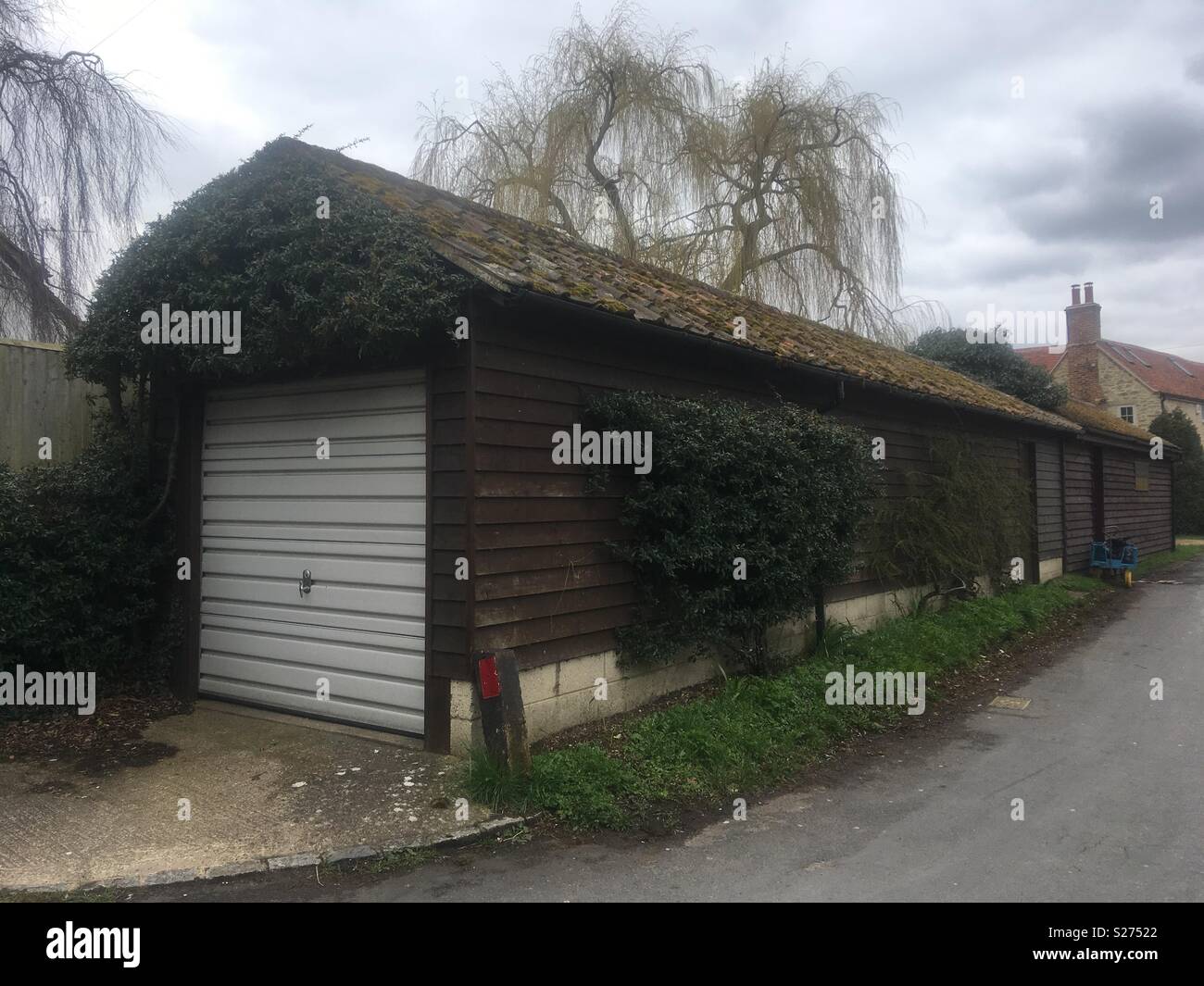 Extra long garage on Bear Lane in Stadhampton, Oxfordshire, in Spring. Stock Photo